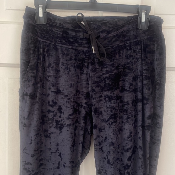 Black Lululemon “ready to crush” crushed velvet joggers size 6 - Picture 2 of 9
